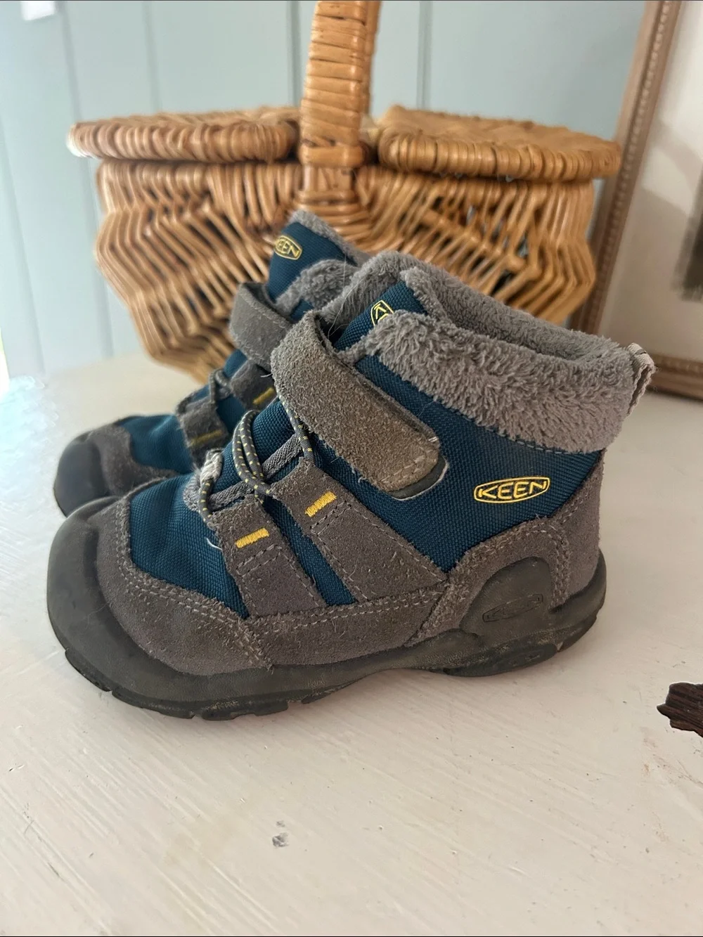 Keen kids winter booties size 7